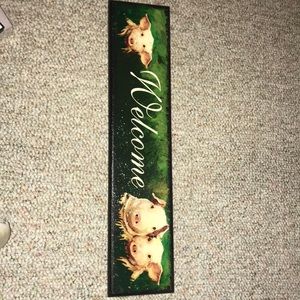 “Welcome” pig sign